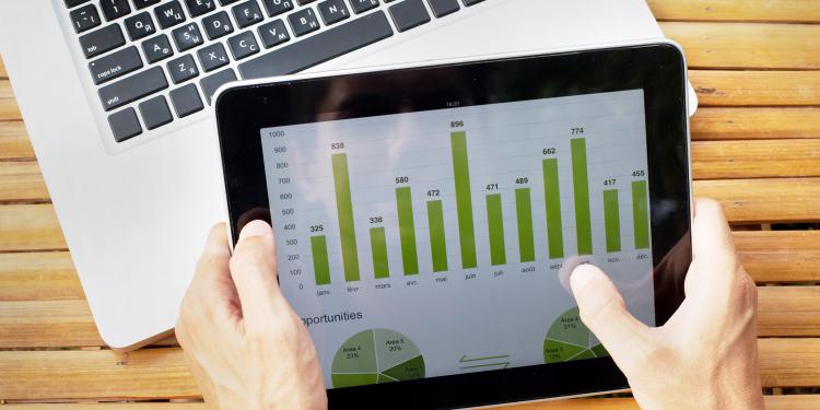 tablet-displaying-bar-graph-with-laptop